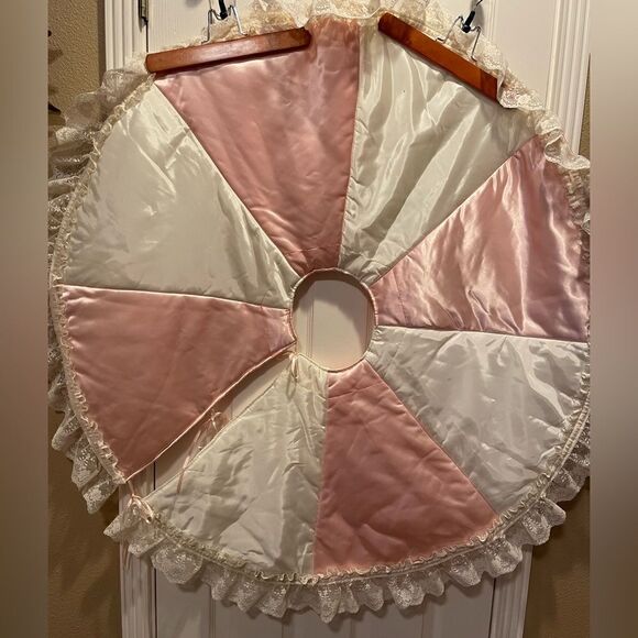 Tree Skirt Vintage Pink and White Satin with a Lace Border 40 inches Round - Picture 12 of 16